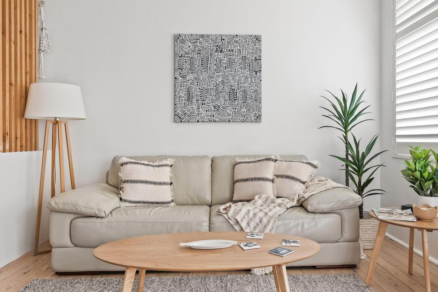 Coastal Corner - Contemporary Chic By The Apartment *